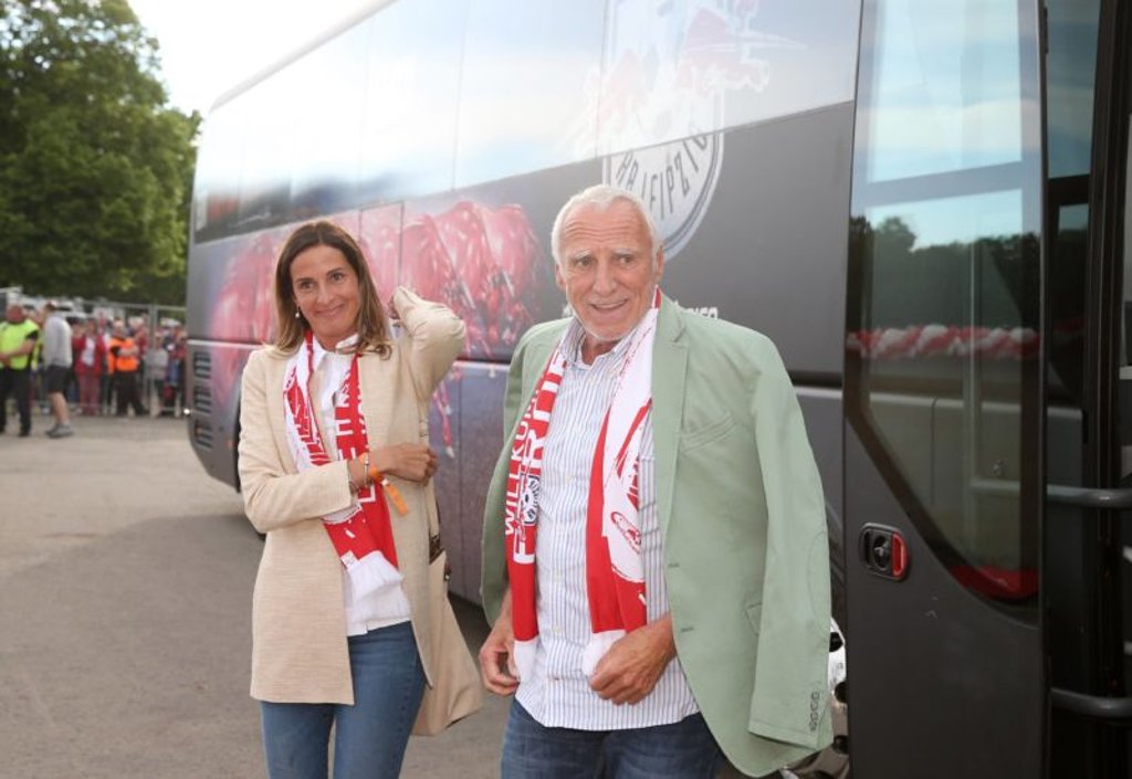 Red-Bull-Gründer Dietrich Mateschitz und Lebensgefährtin Marion Feichnter nach dem Saisonfinale 2017 vor dem Mannschaftsbus von RB Leipzig