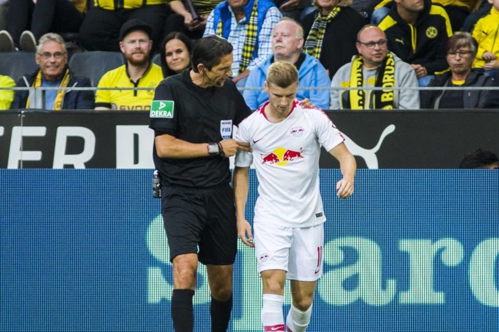 Timo Werner musste von Deniz Aytekin im Spiel zwischen Dortmund und RB Leipzig erstmal eingefangen werden, nachdem er aus dem Publikum mit einem Becher beworfen wurde.