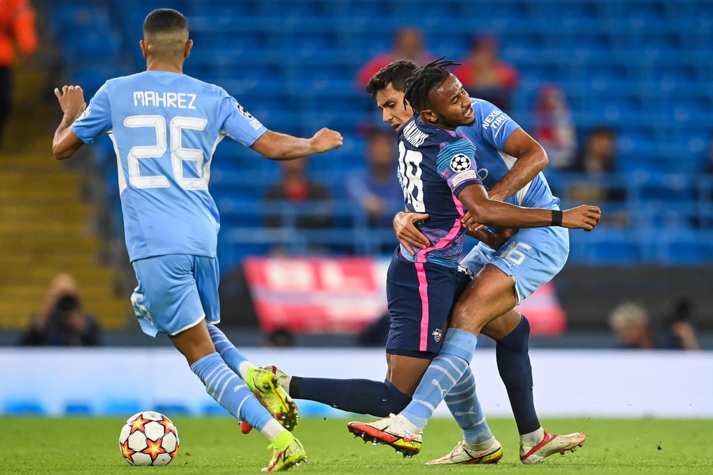 Kein Durchkommen: Nkunku prallt an Manchesters Rodri ab