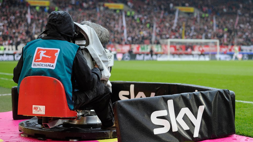 Der TV-Sender Sky beschenkt die Fußball-Fans nach der langen Corona-Pause.