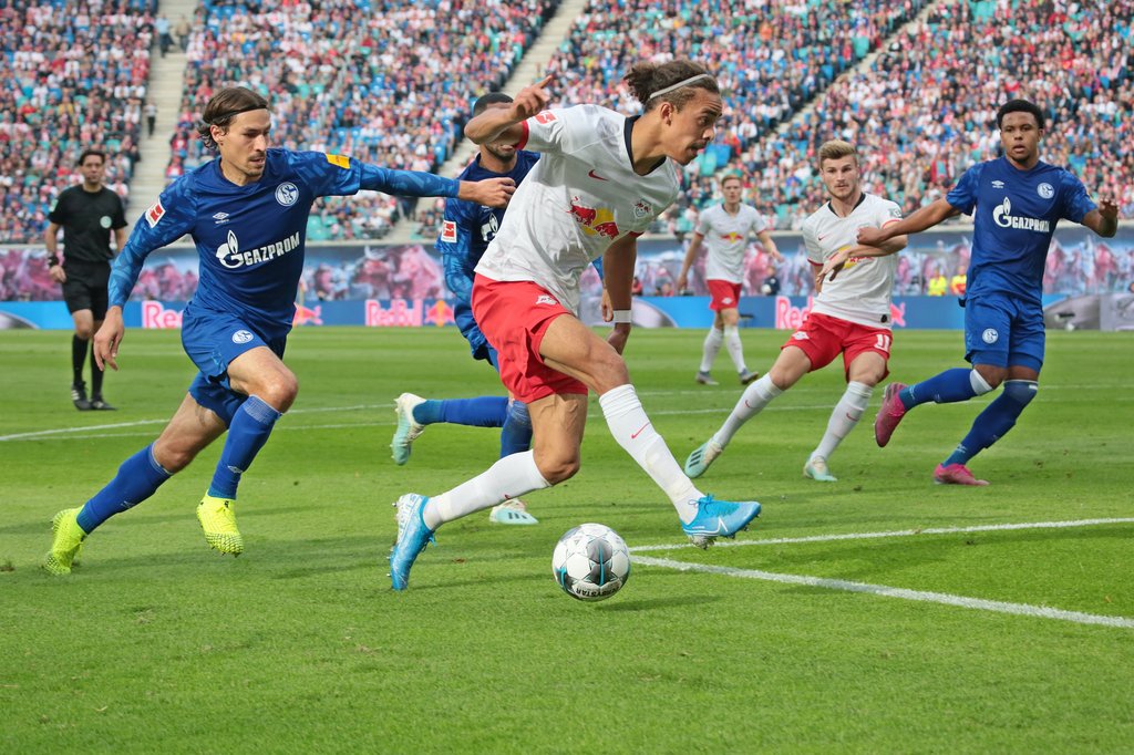 Szene aus dem 1:3 im Hinspiel: Yussuf Poulsen gegen Benjamin Stambouli.