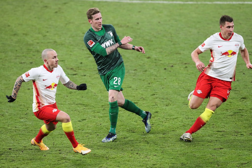 Angeliño und Willi Orban gegen Augsburgs André Hahn.