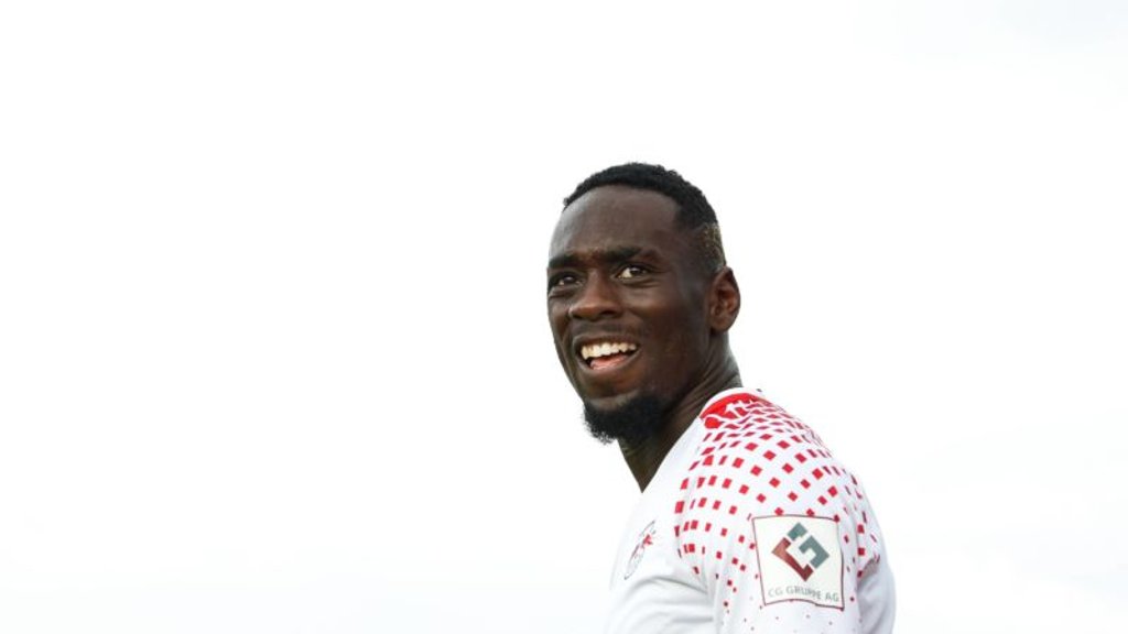 Jean-Kevin Augustin trägt das neue Trikot von RB Leipzig mit neuem Ärmelsponsor CG.