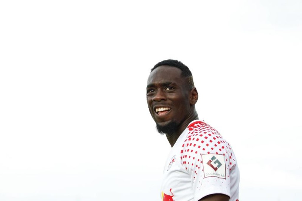 Jean-Kevin Augustin trägt das neue Trikot von RB Leipzig mit neuem Ärmelsponsor CG.