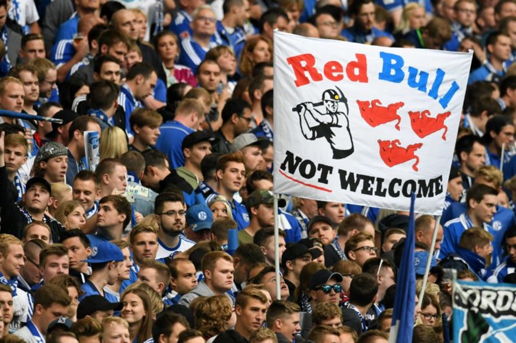 Völlig unterschiedliche Ansichten auf Schalke darüber, wie willkommen denn RB Leipzig und deren Fans sind.