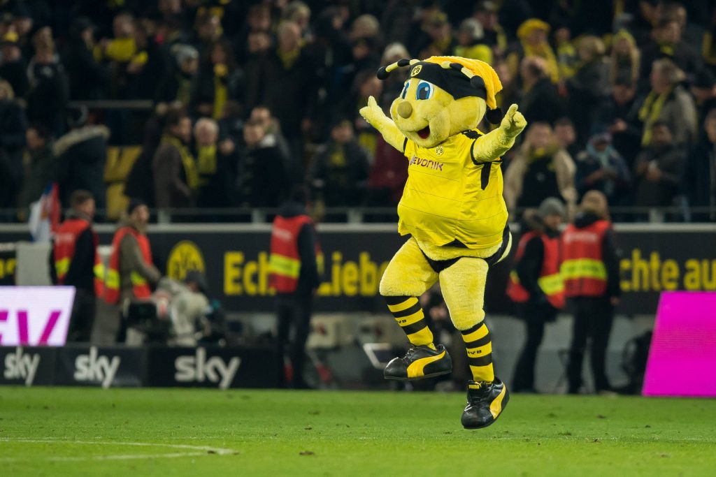 Macht die Luftsprünge eigentlich ohne RB-Utensilien: BVB-Maskottchen Emma.