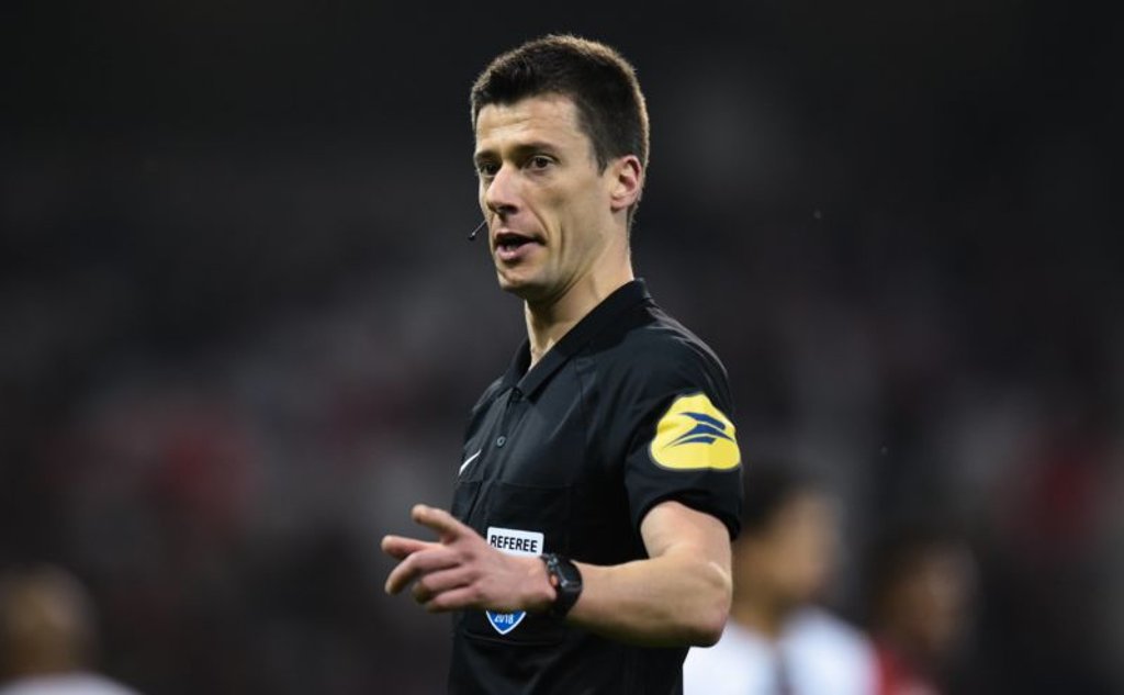 Benoît Bastien ist Schiedsrichter des Hinspiels in den Europa-League-Playoffs zwischen Sorja Luhansk und RB Leipzig.