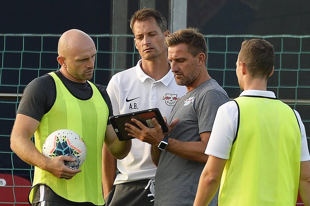 Björn Rosemeier (l.) mit Ex-RB-Nachwuchstrainer Alexander Blessin (2.v.l.) und U19-Assistent David Zdrilic (2.v.r.)