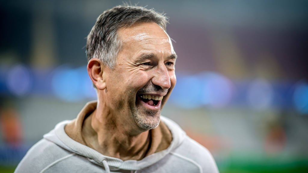Kann er auch nach dem Spiel gegen Manchester City lachen wie gegen Brügge? Achim Beierlorzer setzt bei RB Leipzig auf Stabilität, Kompaktheit und Balance.