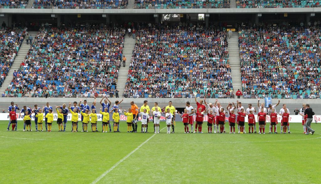 Begüßung der Teams in der mit über 21000 Zuschauern gut gefüllten Red Bull Arena.