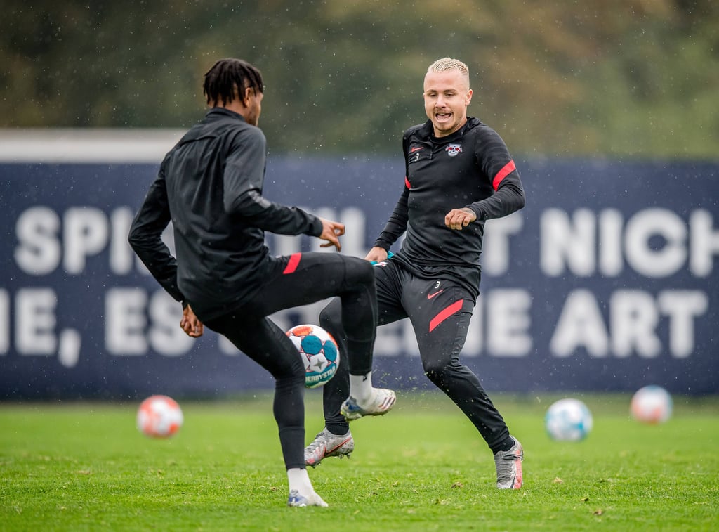 Leipzigs Christopher Nkunku und Angelino (r.) beim Training.