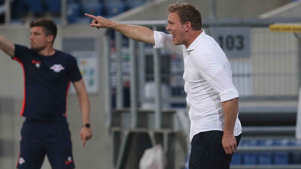 „Die vierten Offiziellen sagen immer, dass man kommen soll, wenn man ein Anliegen hat”: Julian Nagelsmann und Co-Trainer Robert Klauß.