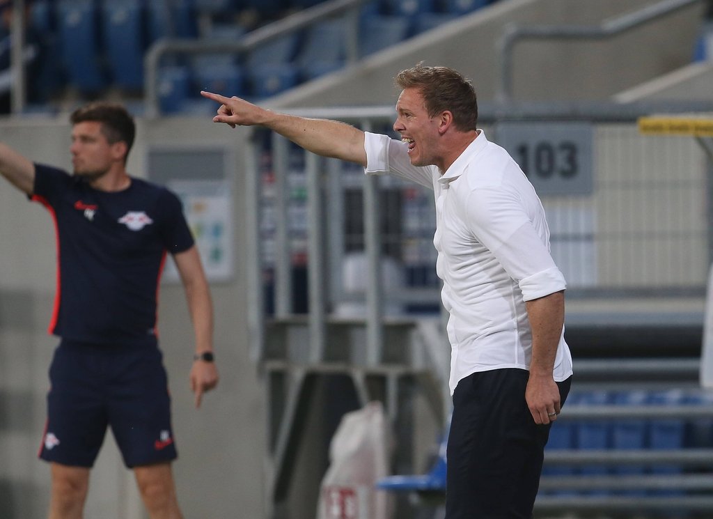 „Die vierten Offiziellen sagen immer, dass man kommen soll, wenn man ein Anliegen hat”: Julian Nagelsmann und Co-Trainer Robert Klauß.