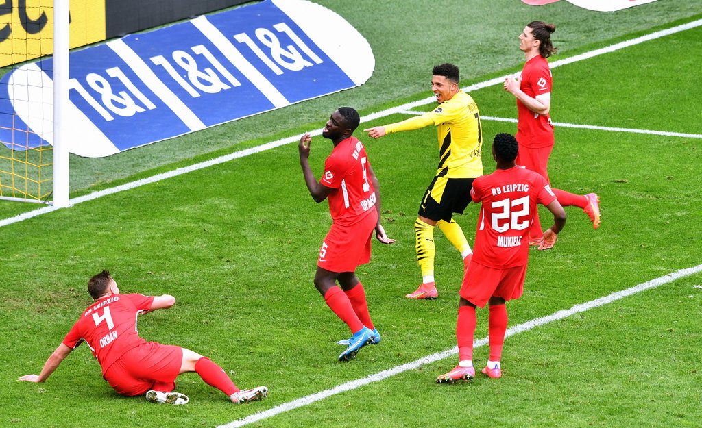 Nur hinterhergelaufen: RB-Abwehr gegen Dortmund.