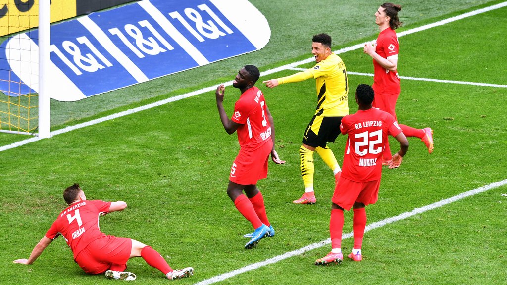 Nur hinterhergelaufen: RB-Abwehr gegen Dortmund.