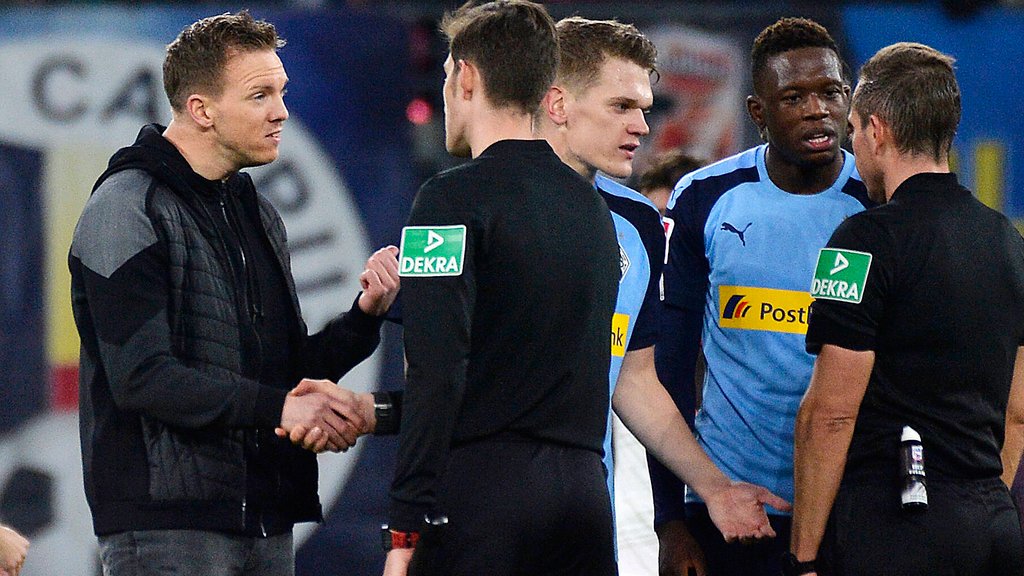 Handschlag, aber... Nagelsmann und die Schiedsrichter hatten viel zu reden.