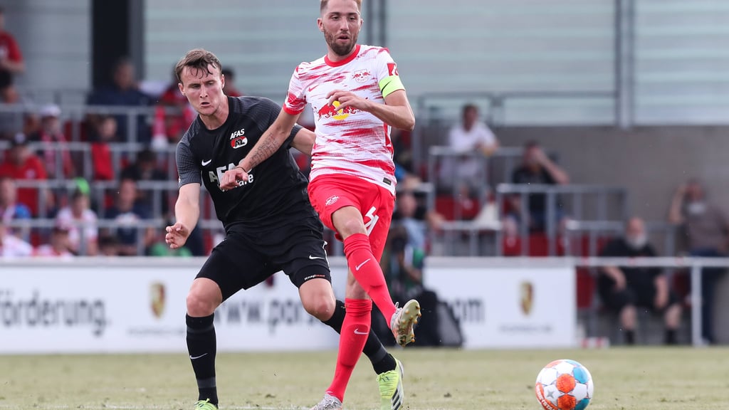 Kevin Kampl (r.)&nbsp; im ersten Testspiel der Saison gegen AZ Alkmaar am Cottaweg.