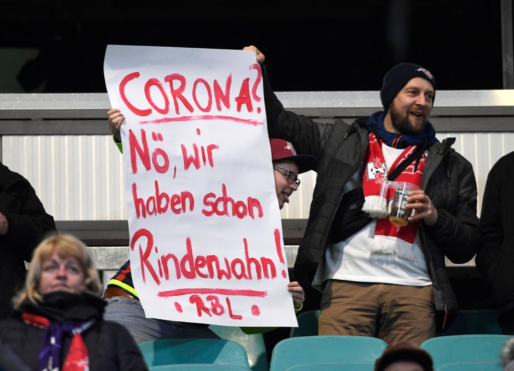 „Corona? Nö, wir haben schon Rinderwahn!”: Plakat von RB-Fans beim Spiel gegen Tottenham.