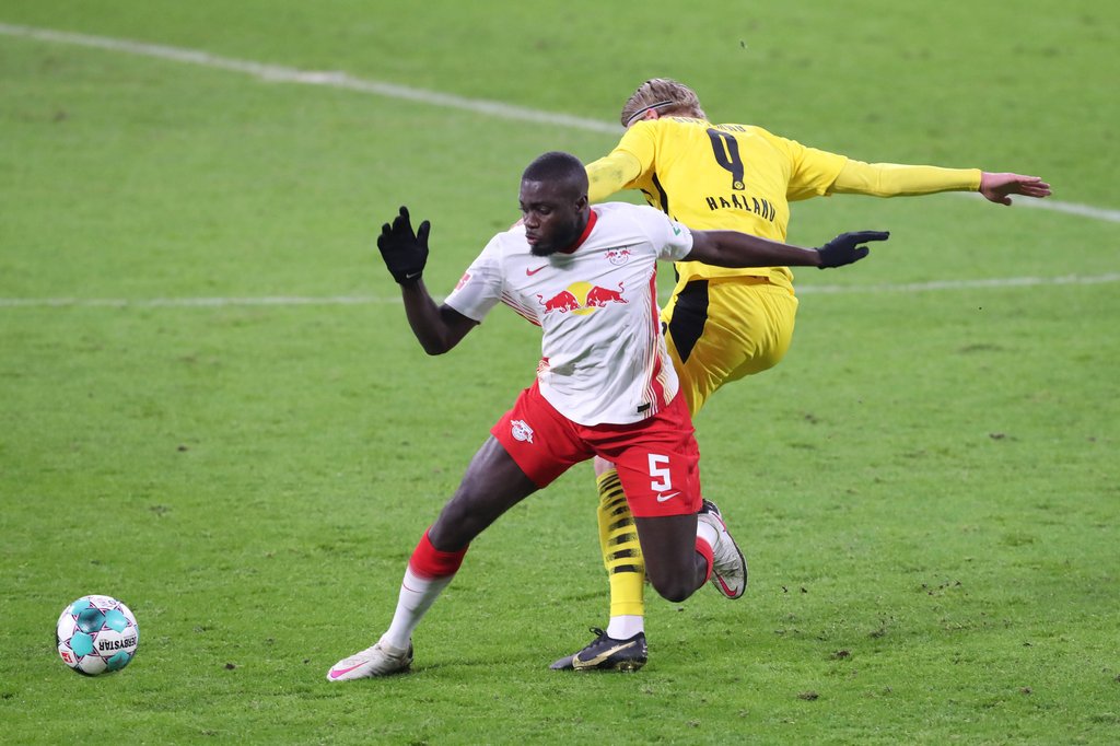 Dayot Upamecano (RB Leipzig) im Duell mit Erling Haaland von Borussia Dortmund.