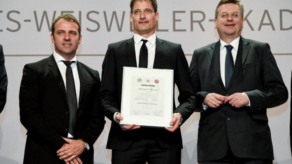 Fußballlehrer seit 2016: Alexander Blessin mit Hansi Flick (links) und DFB-Präsident Reinhard Grindel (rechts).