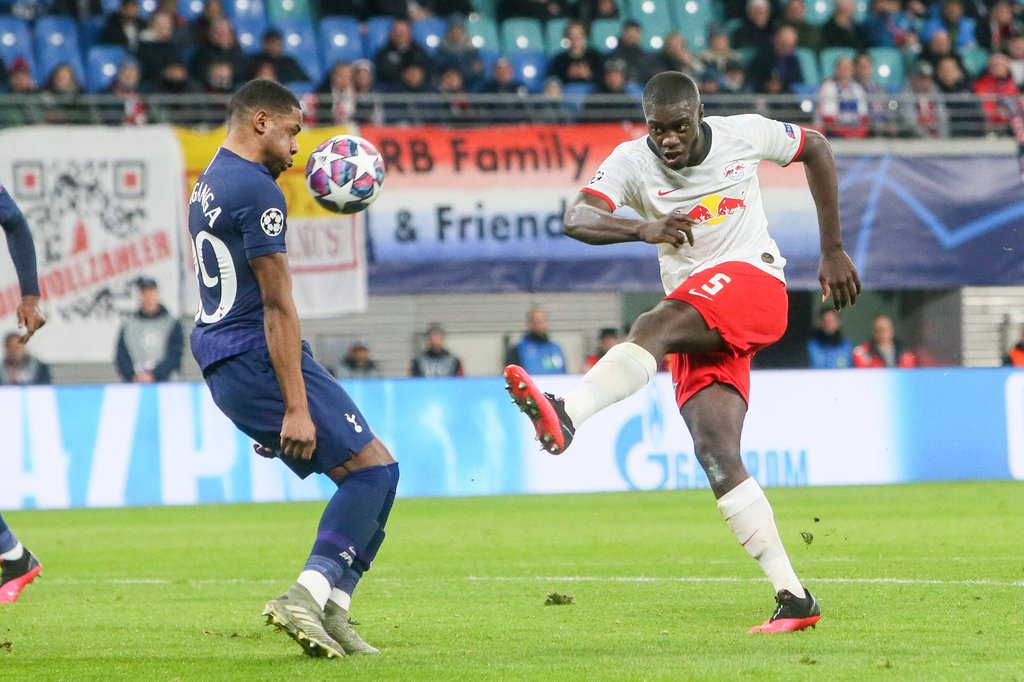 Auf die Zwölf: Dayot Upamecano gegen Tottenhams Japhet Tanganga.