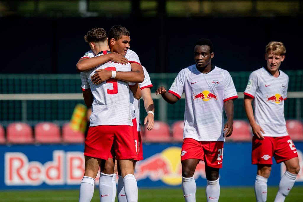 Die U19 von RB Leipzig hat im Jahr 2020 bereits ihren fünften Sieg verbucht.