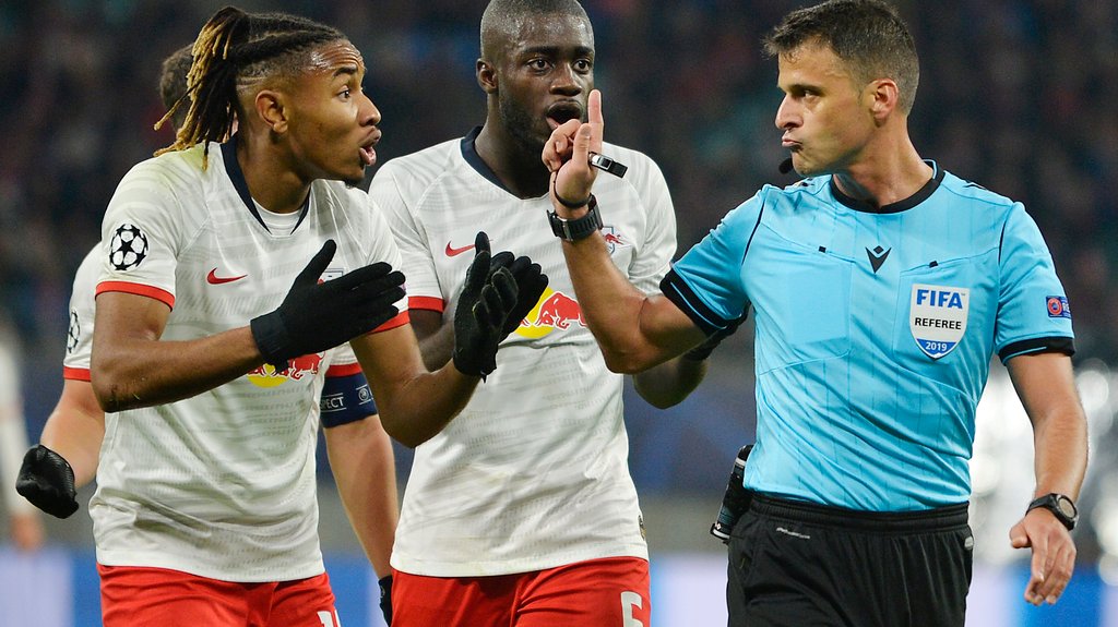 Kein Elfmeter! Sagt zumindest Referee Jesus Gil Manzano.