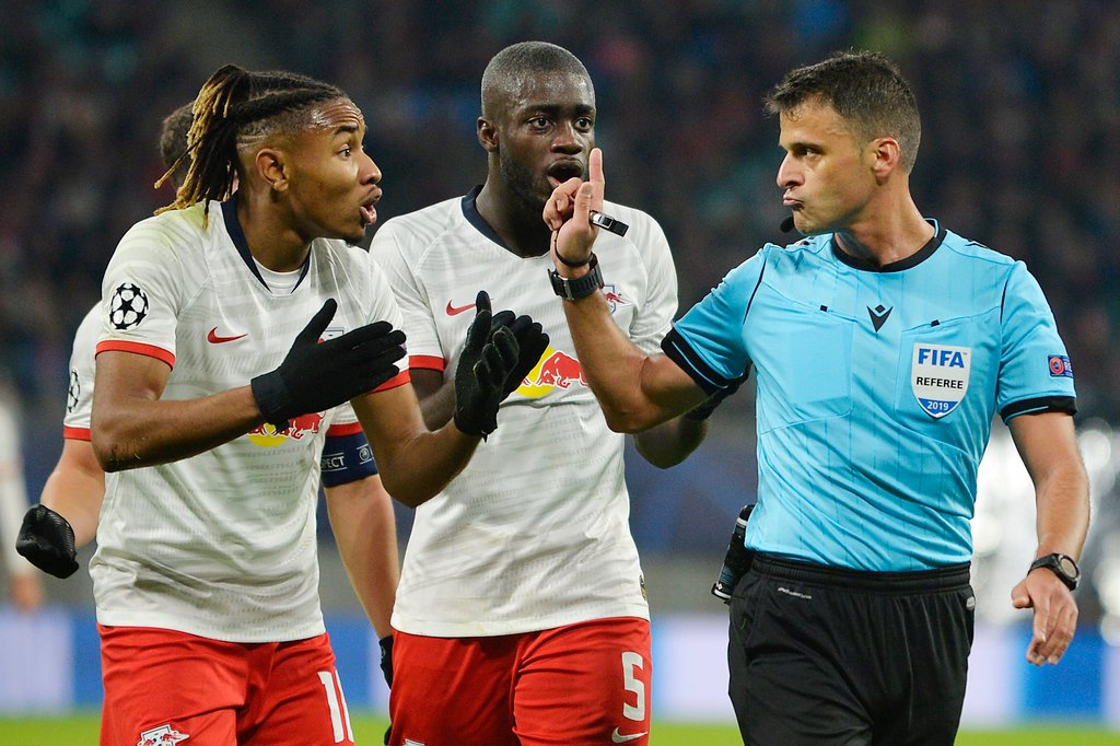 Kein Elfmeter! Sagt zumindest Referee Jesus Gil Manzano.