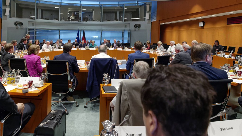 Die Bundesländer beraten am Dienstagnachmittag über eine einheitliche Regelung für die Bundesliga, damit Fans zurück in die Stadien dürfen.