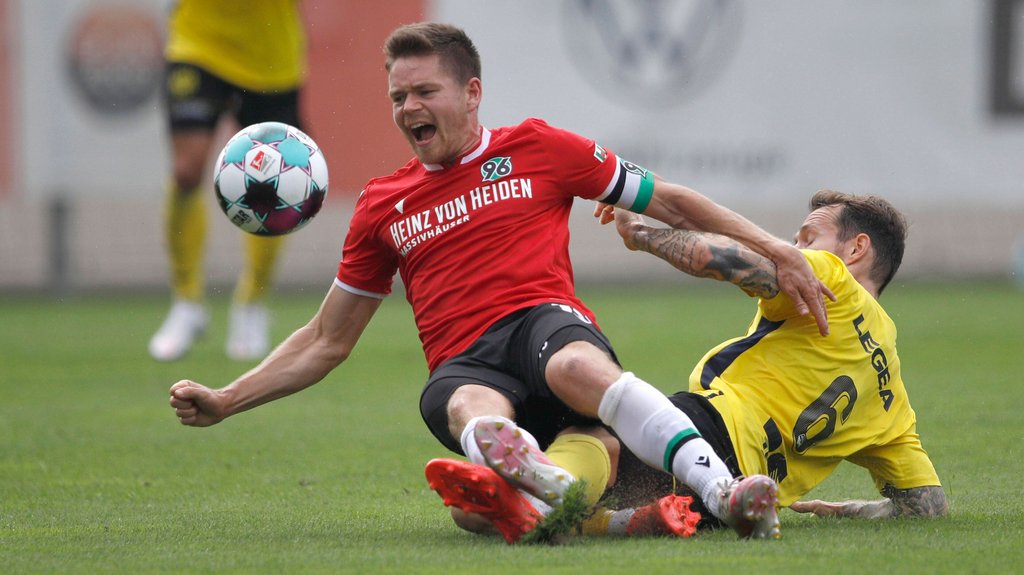 Wird im Testspiel gegen Roda Kerkrade abgeräumt: 96-Kapitän Dominik Kaiser