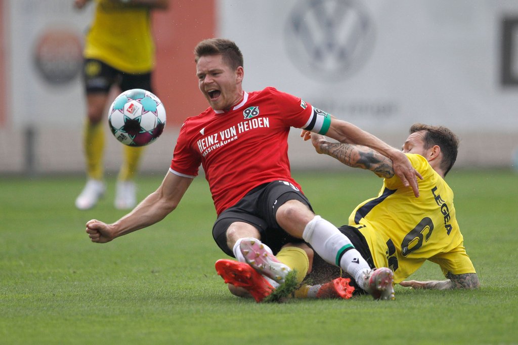 Wird im Testspiel gegen Roda Kerkrade abgeräumt: 96-Kapitän Dominik Kaiser