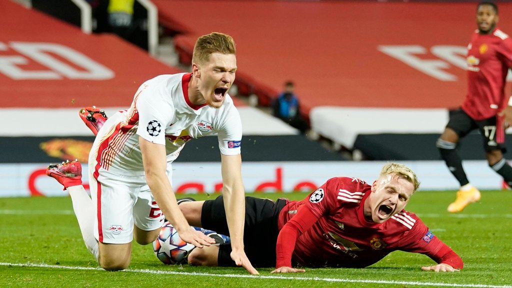 Bitterer Abend für RB Leipzig: Donny van de Beek gegen Marcel Halstenberg.