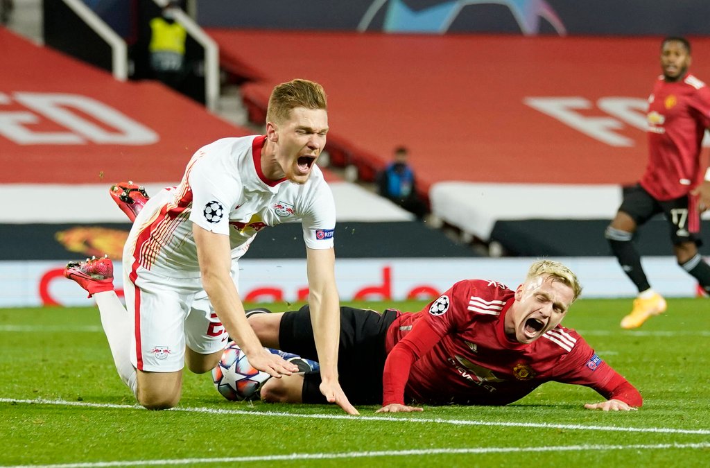 Bitterer Abend für RB Leipzig: Donny van de Beek gegen Marcel Halstenberg.