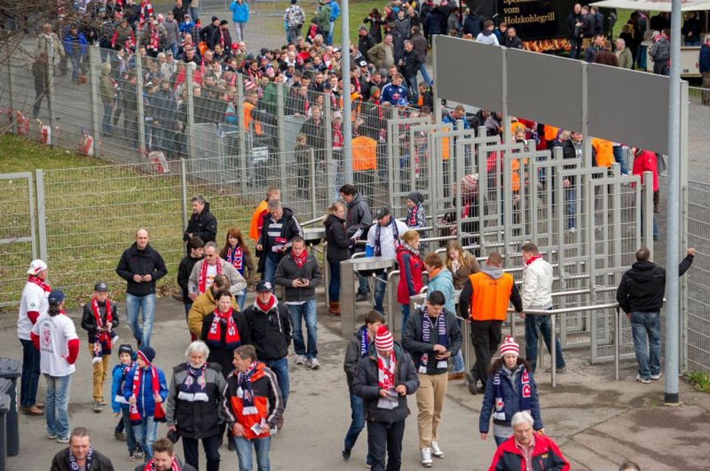 Nicht der Ort, den man unbedingt mit Drogen passieren sollte. Einlasssituation in der Red Bull Arena zu Leipzig.