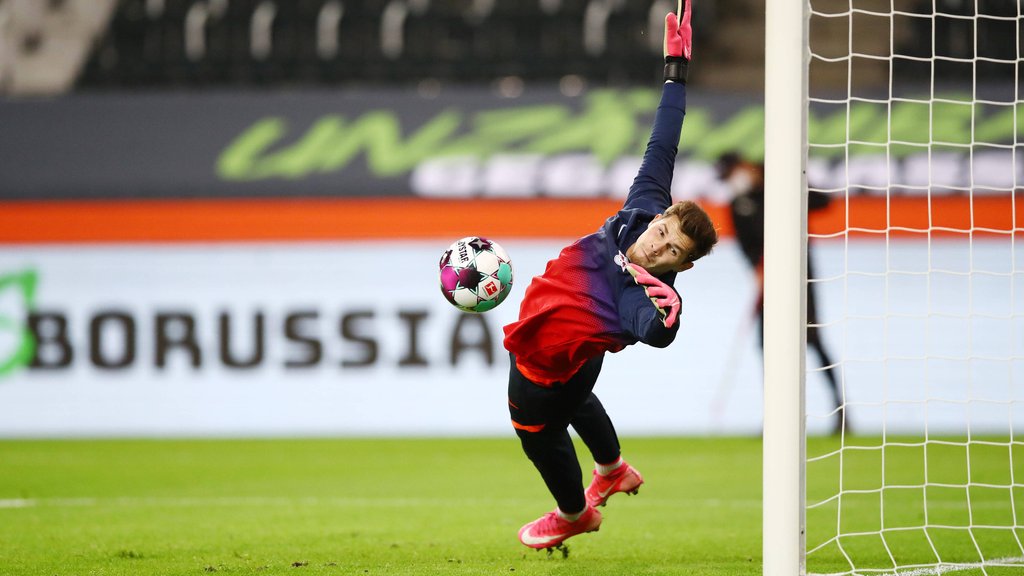 Josep Martinez, hier vor der Partie gegen Borussia Mönchengladbach, ist inzwischen fester Bestandteil des Spieltagskaders bei RB Leipzig.