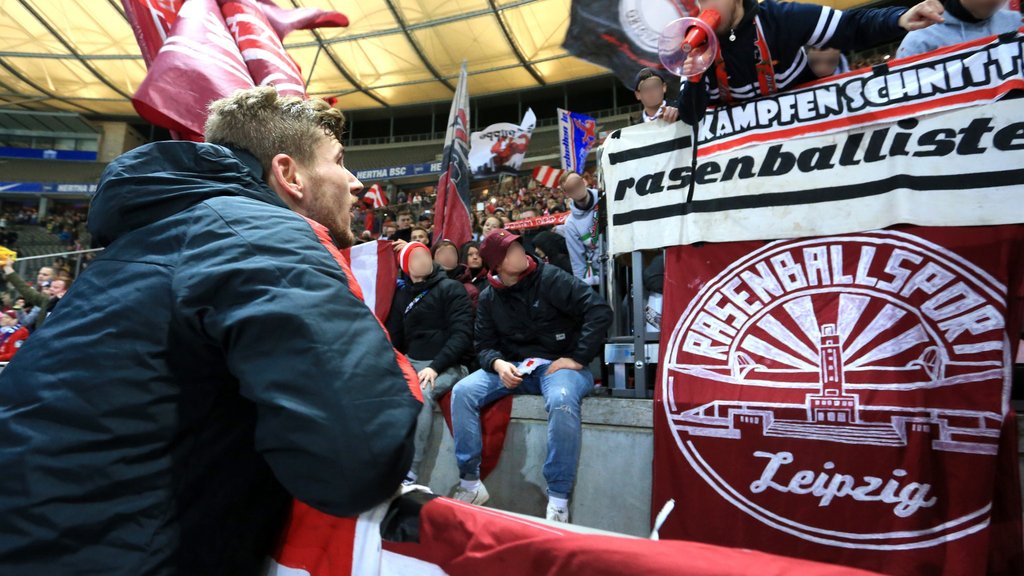 Kurvendiskussion: Timo Werner fragt sich, was genau die Capos auf dem Podest nach dem 4:2 in Berlin von ihm wollen. 