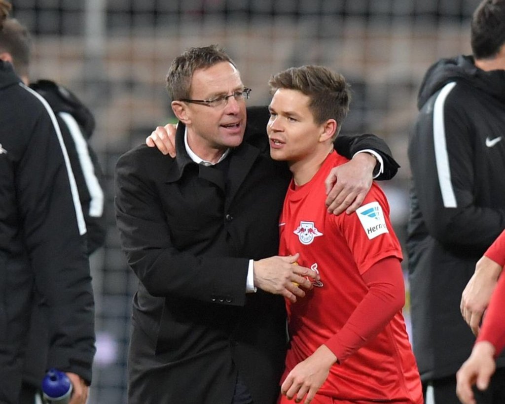 Dominik Kaiser und Ralf Rangnick sind überglücklich nach dem Sieg von RB Leipzig gegen Bayer 04 Leverkusen.