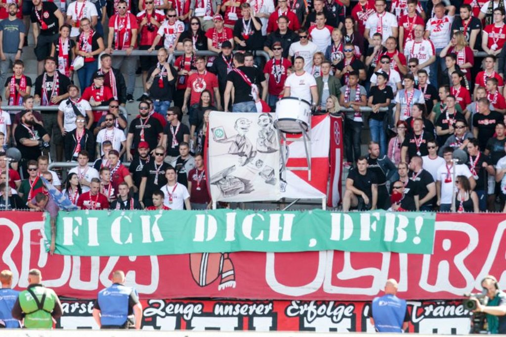 Auch in Erfurt protestieren Fans gegen den DFB.