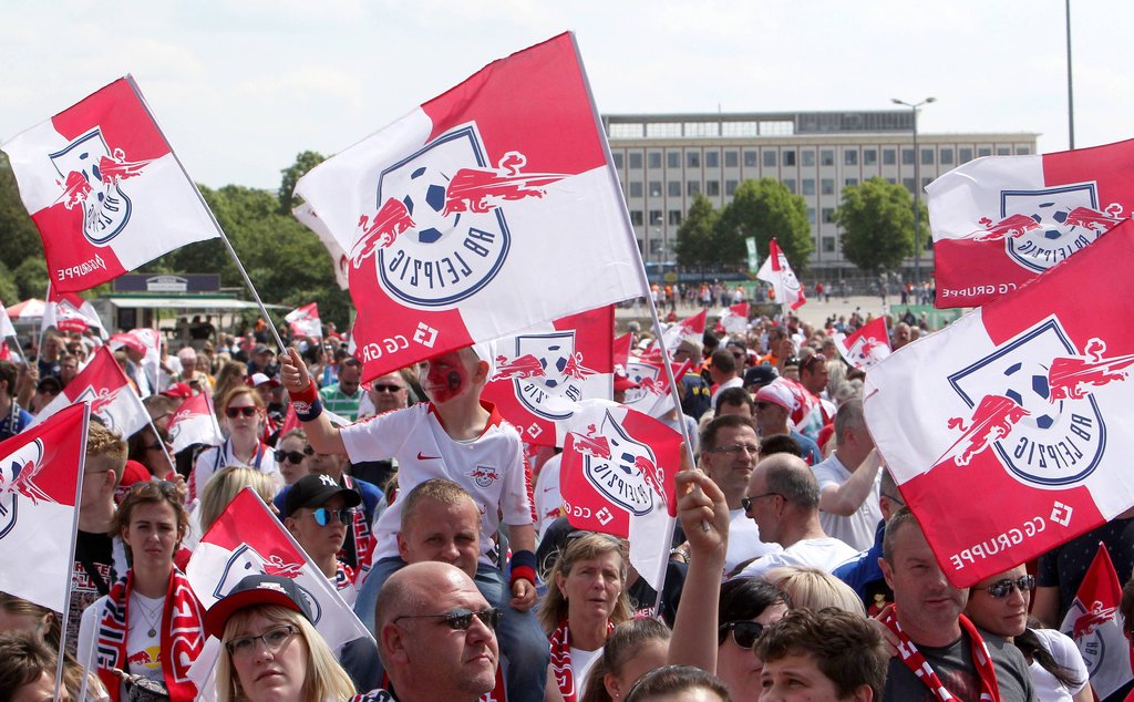 RB-Fans auf der Festwiese vor dem Stadion