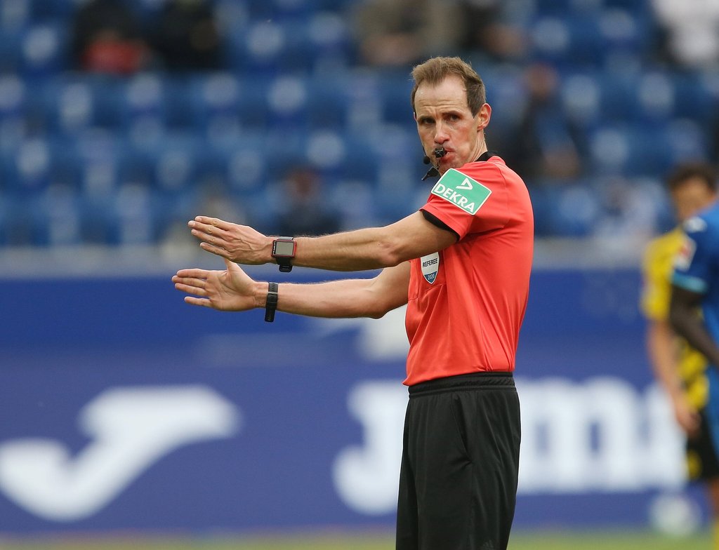 Seit 2019 ist Sascha Stegemann FIFA-Schiedsrichter.