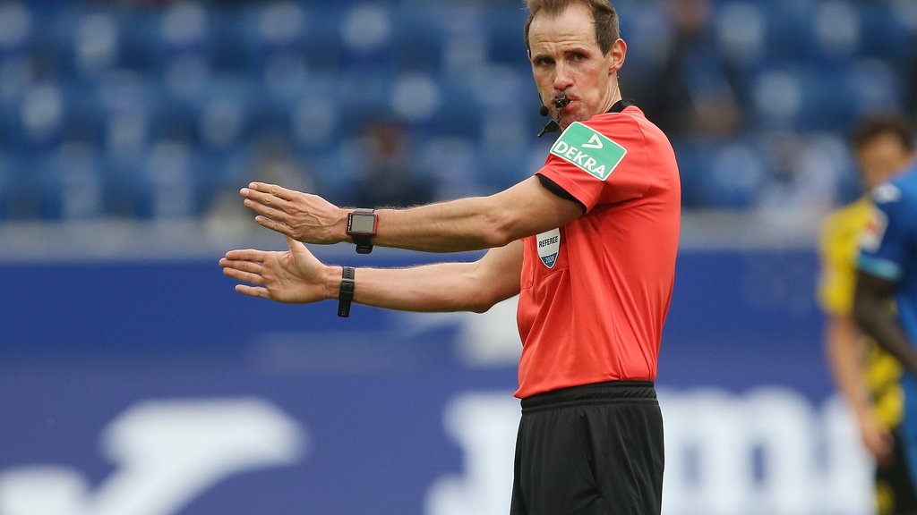 Seit 2019 ist Sascha Stegemann FIFA-Schiedsrichter.