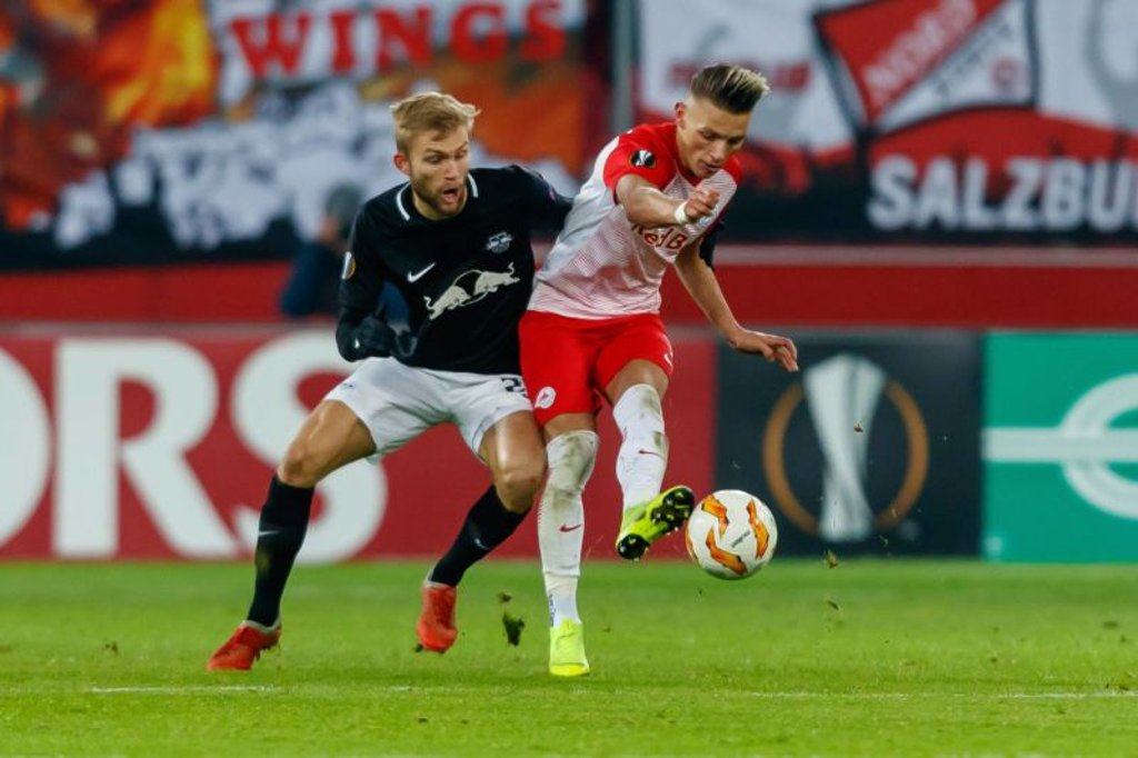 Hat das Freunde-Duell für sich entschieden: Hannes Wolf ist vor Konrad Laimer am Ball