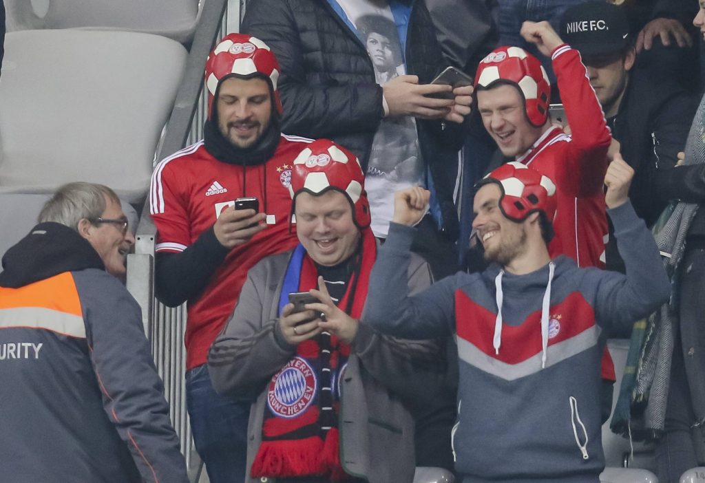 In München möglich, in Leipzig eher schwierig: Handynutzung während eines Fußballspiels.
