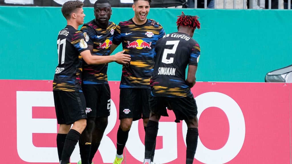 Debütanten unter sich: Sidney Raebiger, Brian Brobbey, Dominik Szoboszlai und&nbsp; Mohamed Simakan freuen sich über Szoboszlais Tor zum 4:0. (v.l.n.r.)