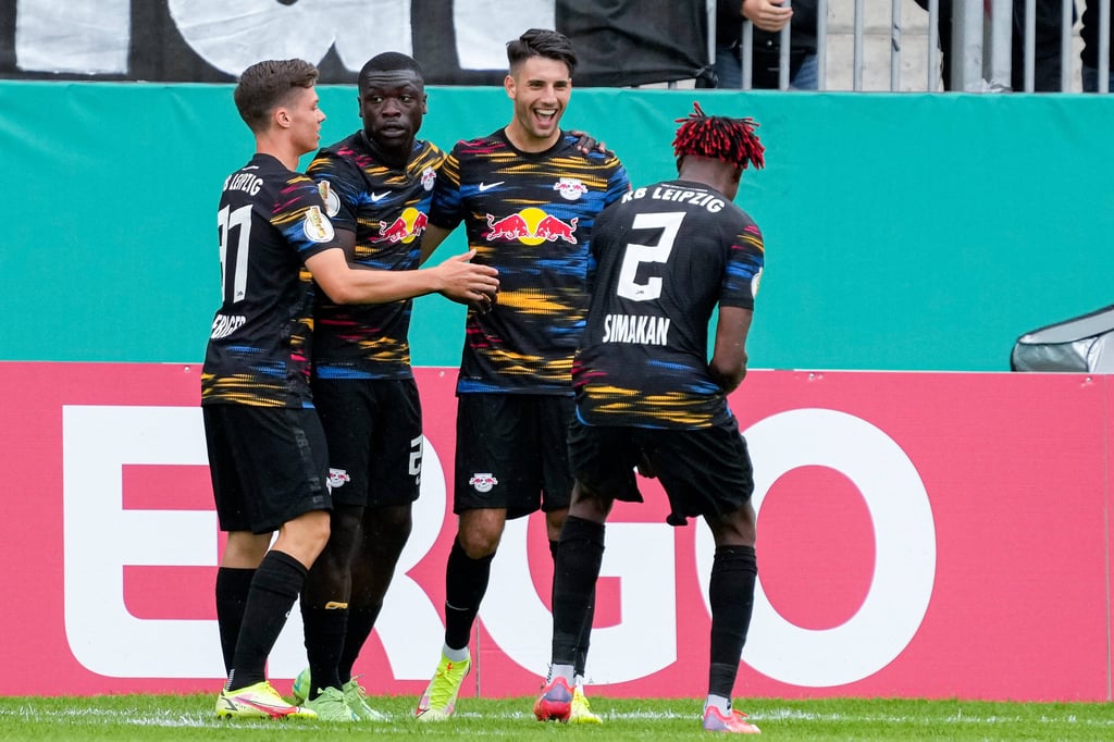 Debütanten unter sich: Sidney Raebiger, Brian Brobbey, Dominik Szoboszlai und Mohamed Simakan freuen sich über Szoboszlais Tor zum 4:0. (v.l.n.r.)
