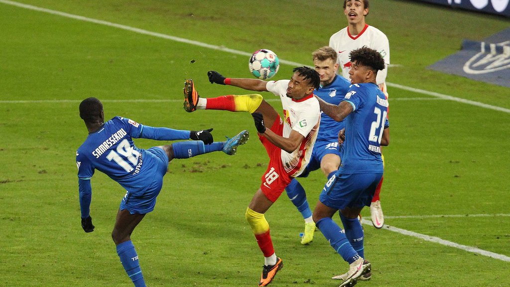 Artistisch aber ohne Ertrag: Christopher Nkunku gegen die Abwehr der TSG und vor den Augen von Yussuf Poulsen