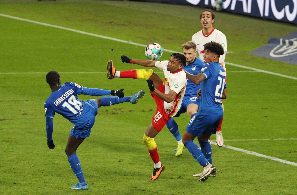 Artistisch aber ohne Ertrag: Christopher Nkunku gegen die Abwehr der TSG und vor den Augen von Yussuf Poulsen