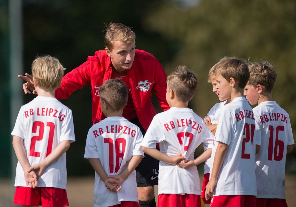 Yannick Drechsler trainiert bei RB Leipzig die U8.