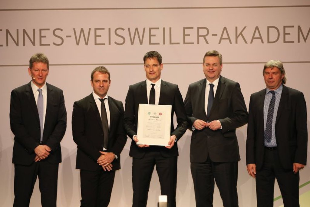 Alexander Blessin vor zwei Jahren inmitten der DFB-Granden am Ende seiner Ausbildung zum Fußballlehrer. Inzwischen verantwortet er die U17 von RB Leipzig.