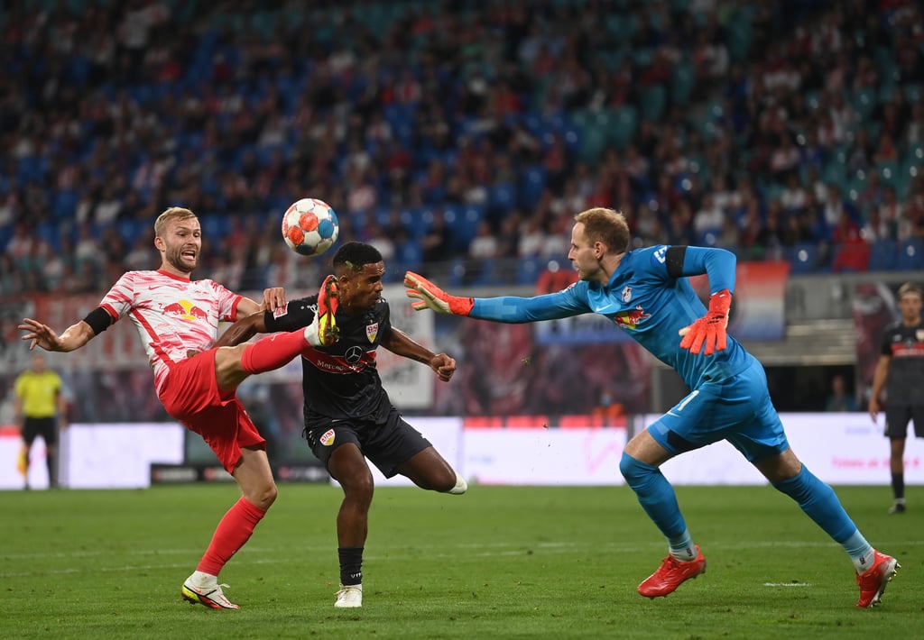 Noch schnell den Ball retten und dann fix nach Hause zur Geburt: Peter Gulacsi.